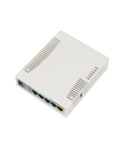 Bovenkant en de aansluitingen van de MikroTik RB951Ui-2HnD WiFi router