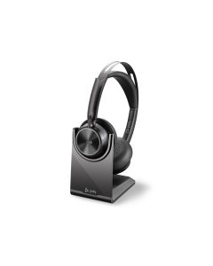 Poly Voyager Focus 2 serie headset met Bluetooth dongle en laadkabel en optioneel laadstation