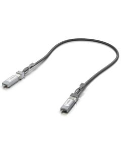 De Ubiquiti 10G Direct Attach Cable SFP+ (UACC-DAC-SFP10-0.5M) liggend met de twee SFP+ connectoren zichtbaar