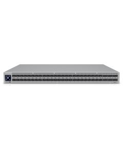 Bovenkant en voorkant van de Ubiquiti UniFi Enterprise Campus Aggregation switch met alle SFP28 en QSFP28 poorten